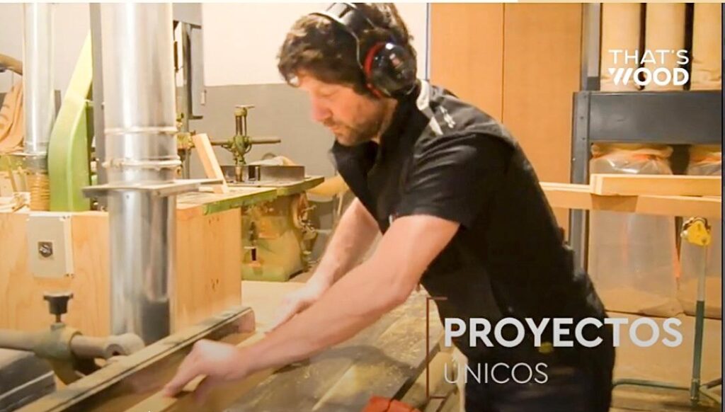 Carpintero trabajando